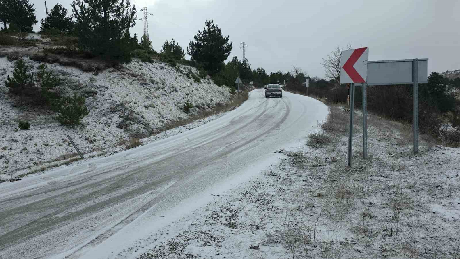 Kütahya’nın yüksek kesimleri mevsimin ilk karıyla beyaza büründü 8 kutahyanin yuksek kesimleri mevsimin ilk kariyla beyaza burundu 4 jsCPzQlD