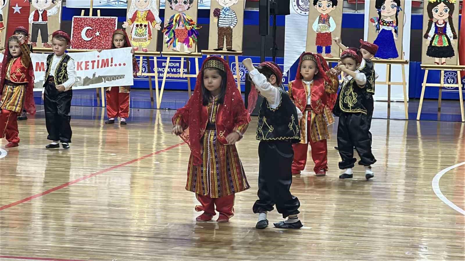 kutlamaya katilan minik kiz hem agladi hem oynadi 0 6Fgm64e4