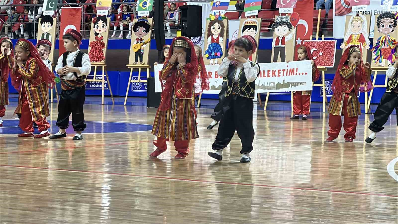 kutlamaya katilan minik kiz hem agladi hem oynadi 1 XLgpsdwU