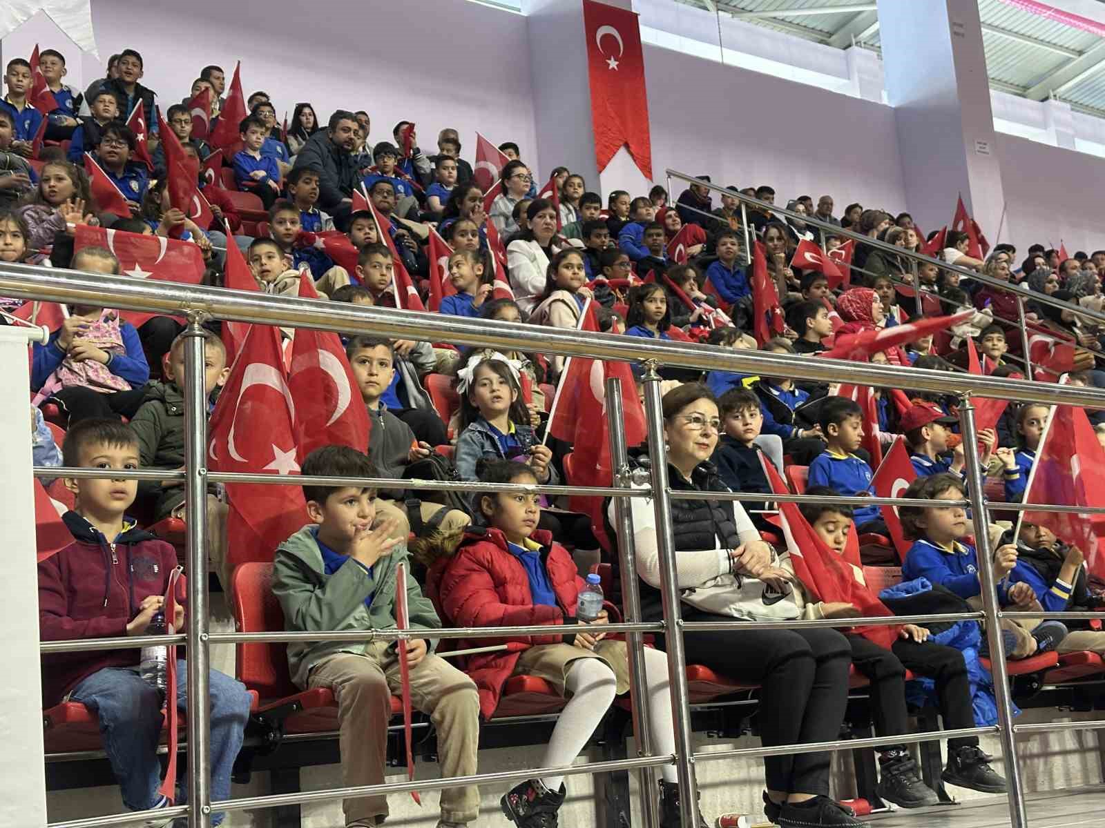 kutlamaya katilan minik kiz hem agladi hem oynadi 2 vuMJ2fzk