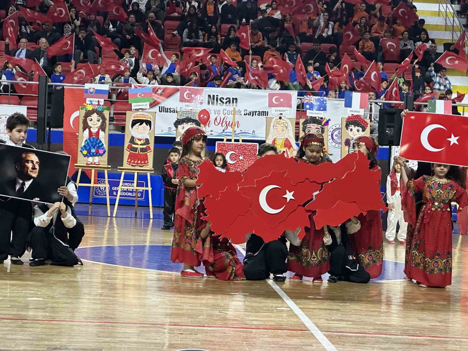 kutlamaya katilan minik kiz hem agladi hem oynadi 4