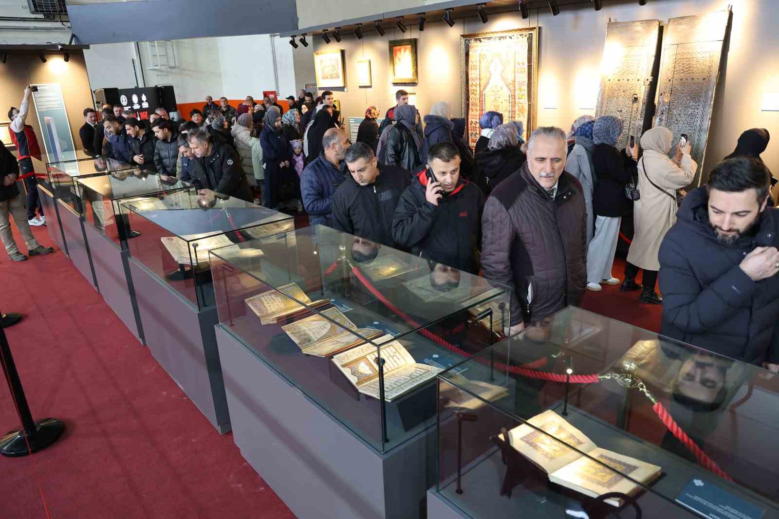 Kutsal emanetler Sivas’ta sergilendi, görmek isteyen vatandaşlar uzun kuyruk oluşturdu 14 kutsal emanetler sivasta sergilendi gormek isteyen vatandaslar uzun kuyruk olusturdu 10 HqHY7ZHV