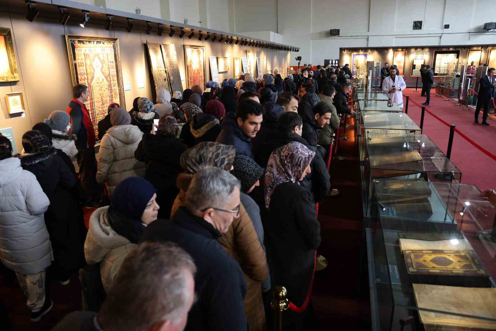 Kutsal emanetler Sivas’ta sergilendi, görmek isteyen vatandaşlar uzun kuyruk oluşturdu 15 kutsal emanetler sivasta sergilendi gormek isteyen vatandaslar uzun kuyruk olusturdu 11 mjOcDG9A