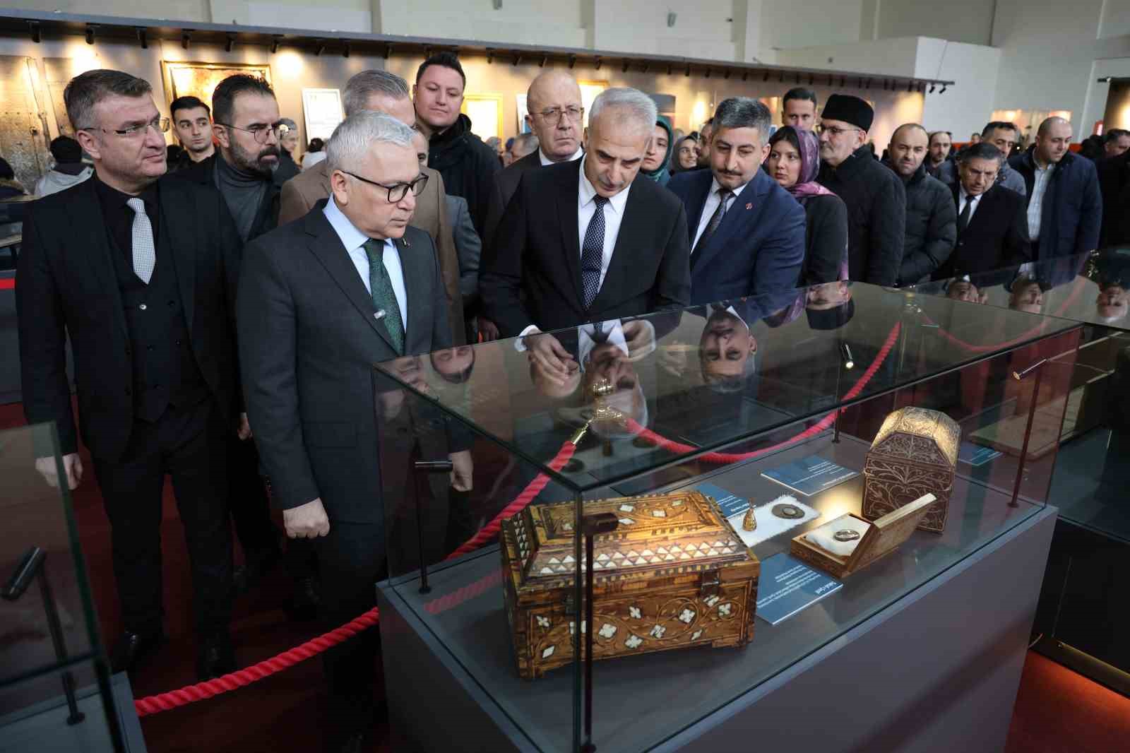 Kutsal emanetler Sivas’ta sergilendi, görmek isteyen vatandaşlar uzun kuyruk oluşturdu 16 kutsal emanetler sivasta sergilendi gormek isteyen vatandaslar uzun kuyruk olusturdu 12 6OBEJI8f