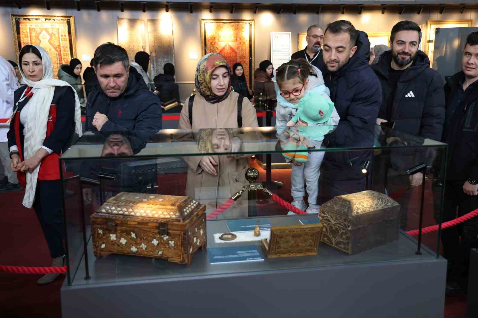 Kutsal emanetler Sivas’ta sergilendi, görmek isteyen vatandaşlar uzun kuyruk oluşturdu 17 kutsal emanetler sivasta sergilendi gormek isteyen vatandaslar uzun kuyruk olusturdu 13