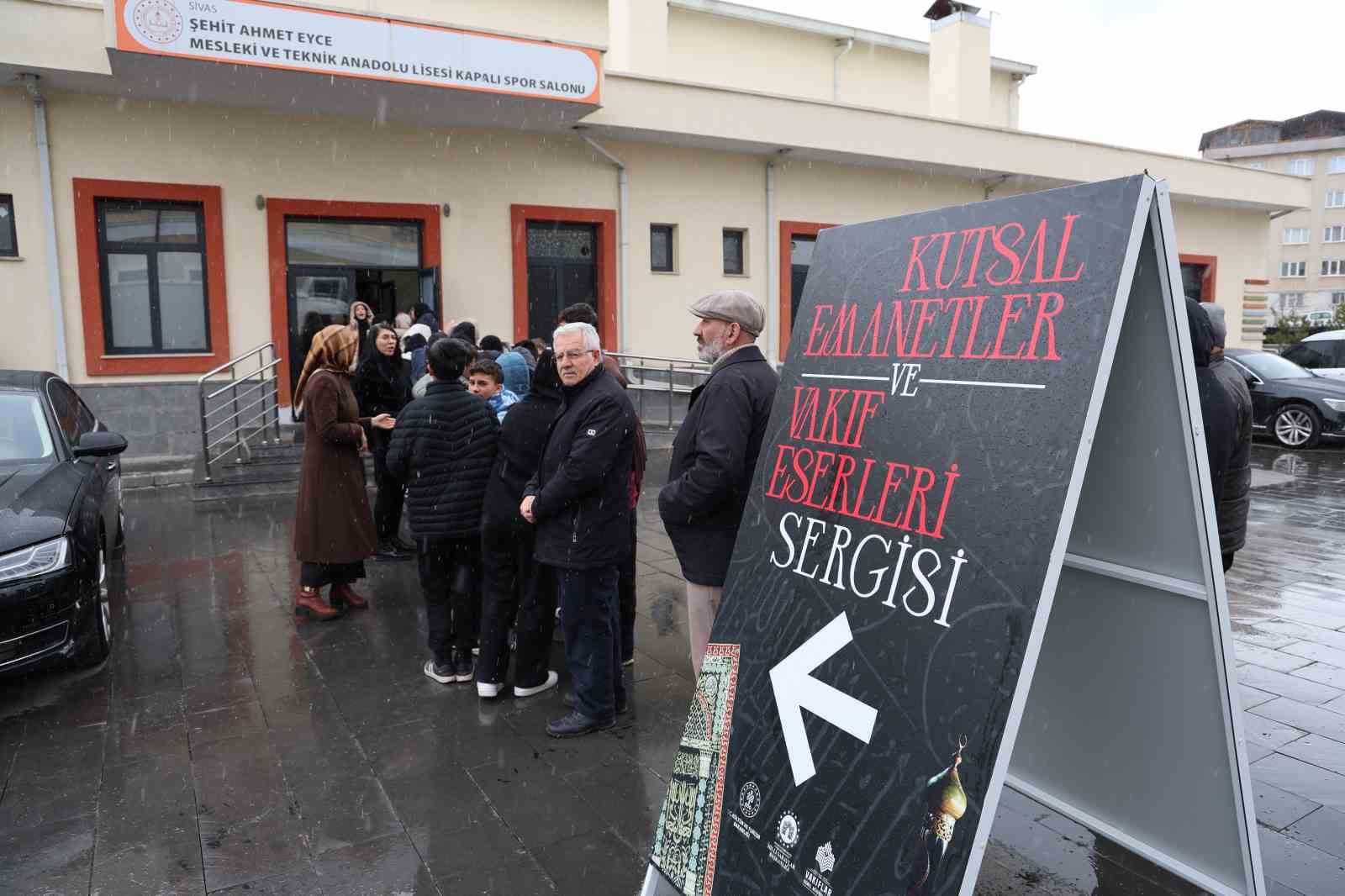 Kutsal emanetler Sivas’ta sergilendi, görmek isteyen vatandaşlar uzun kuyruk oluşturdu 18 kutsal emanetler sivasta sergilendi gormek isteyen vatandaslar uzun kuyruk olusturdu 14