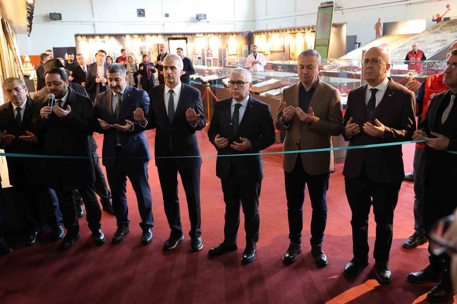 Kutsal emanetler Sivas’ta sergilendi, görmek isteyen vatandaşlar uzun kuyruk oluşturdu 12 kutsal emanetler sivasta sergilendi gormek isteyen vatandaslar uzun kuyruk olusturdu 8 V4LKEjRi