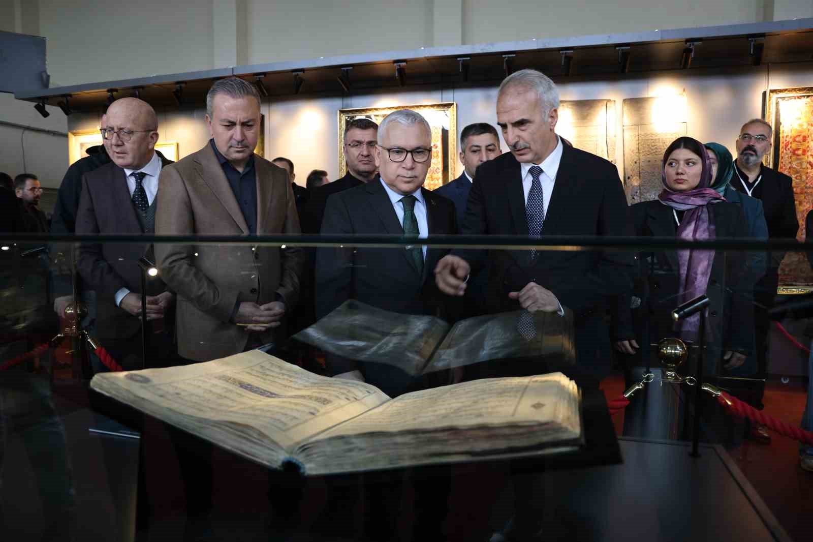Kutsal emanetler Sivas’ta sergilendi, görmek isteyen vatandaşlar uzun kuyruk oluşturdu 13 kutsal emanetler sivasta sergilendi gormek isteyen vatandaslar uzun kuyruk olusturdu 9 8kEV9n5k