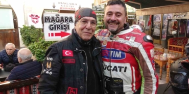 kutsal-toprak-sevgisi-zorluk-tanimadi-motosiklet-tutkunlari-iki-teker-uzerinde-umre-yolculuguna-cikti-fRjWM1Om.jpg
