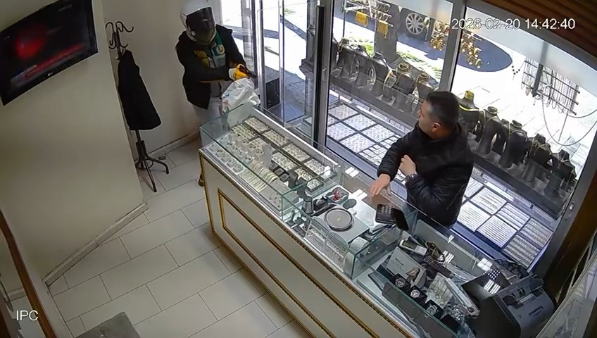 kuyumcu soygunu guvenlik kamerasinda 2 MfnZVifB