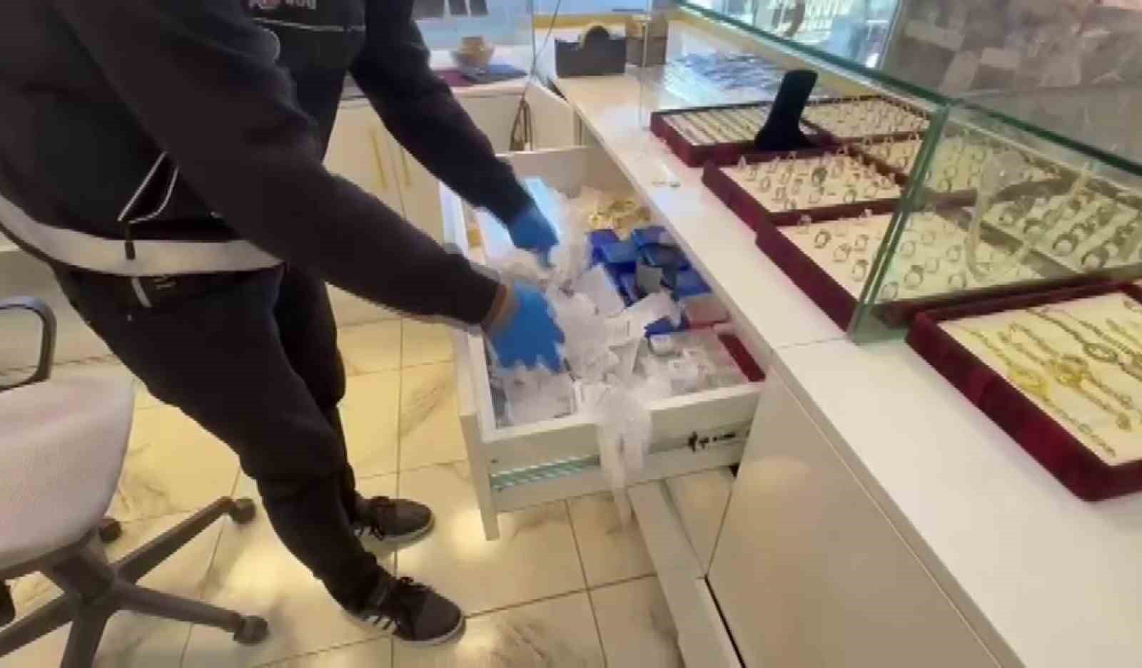 Kuyumcu süsü verip tefecilik yaptılar: Operasyonda silah, pos cihazları ve milyonluk çek-senet ele geçirildi 5 kuyumcu susu verip tefecilik yaptilar operasyonda silah pos cihazlari ve milyonluk cek senet ele gecirildi