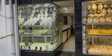 kuyumcuda-silahli-soygun-once-1-kilo-istedi-sonra-100-gramlik-kulceyi-alip-kacti-dUxdtruC.jpg