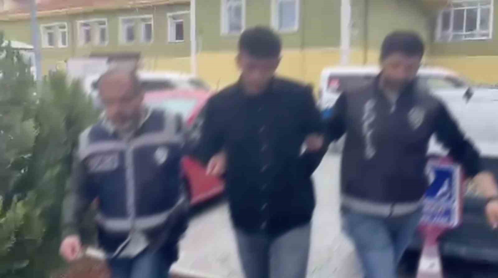 Kuzenini sokak ortasında vurmuştu: O anlar güvenlik kamerasında 5 kuzenini sokak ortasinda vurmustu o anlar guvenlik kamerasinda 1 Y3K9DXQP