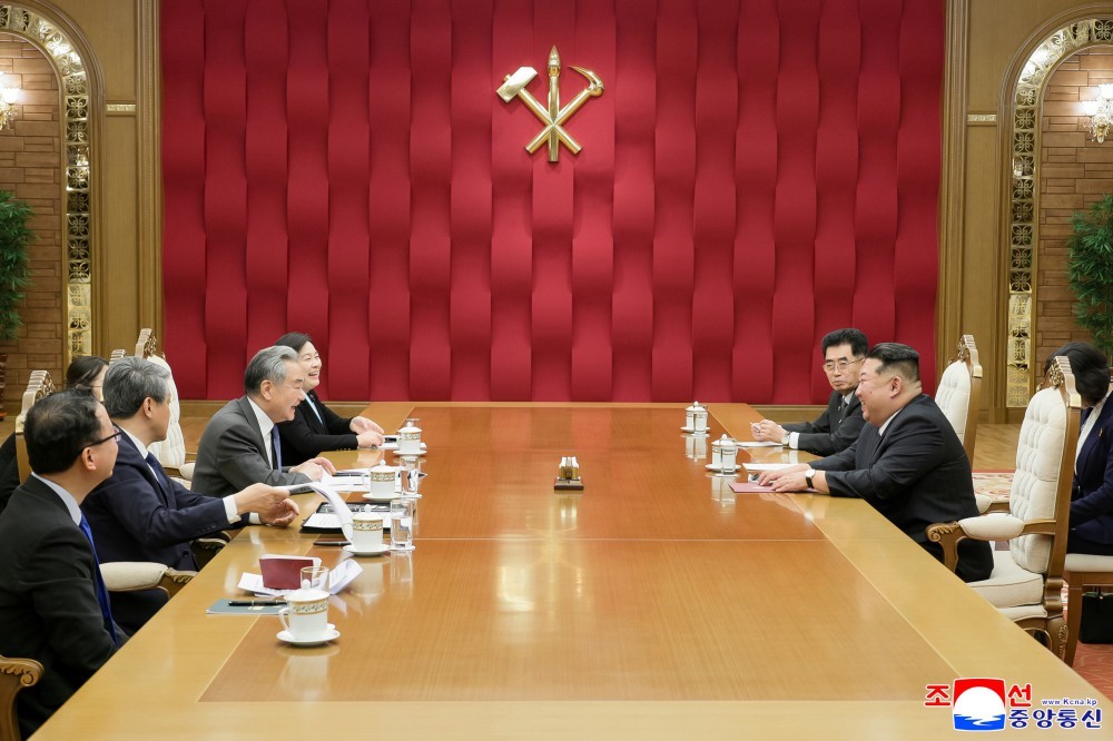 kuzey kore lideri kim cin disisleri bakani wang ile gorustu 2 BwagdHTW