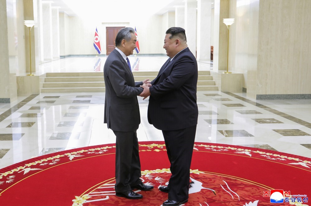 kuzey kore lideri kim cin disisleri bakani wang ile gorustu 4
