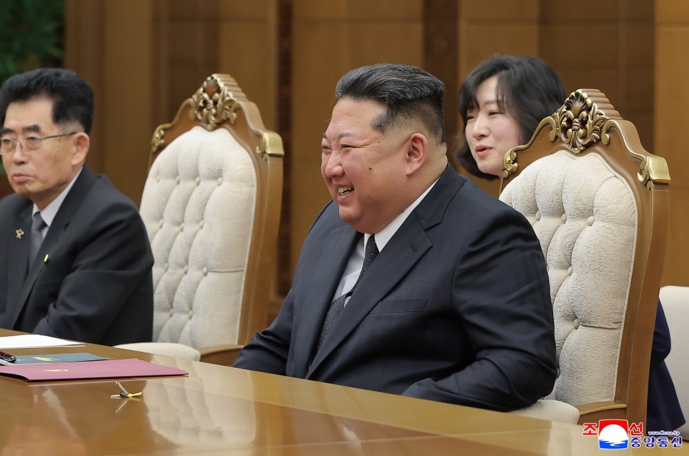 kuzey kore lideri kim cin disisleri bakani wang ile gorustu 5 Ke9Qg9p1