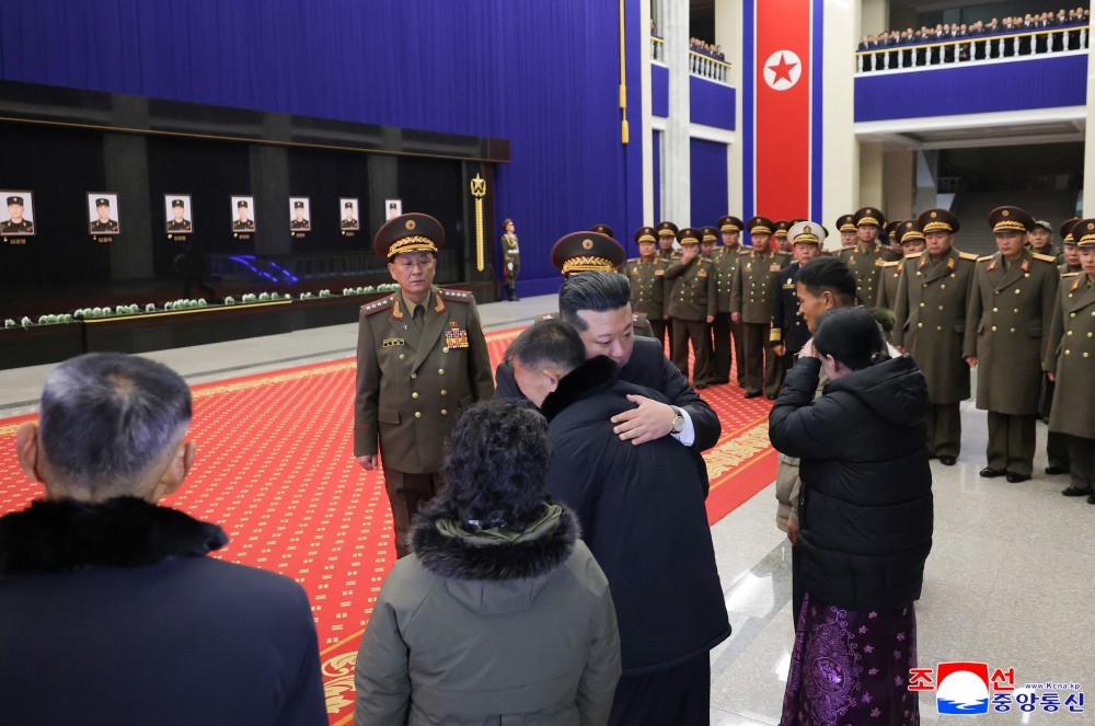 Kuzey Kore lideri Kim, Kursk cephesinden dönen askerlerini devlet nişanı ile onurlandırdı 5 kuzey kore lideri kim kursk cephesinden donen askerlerini devlet nisani ile onurlandirdi 1 pwVEVRSz