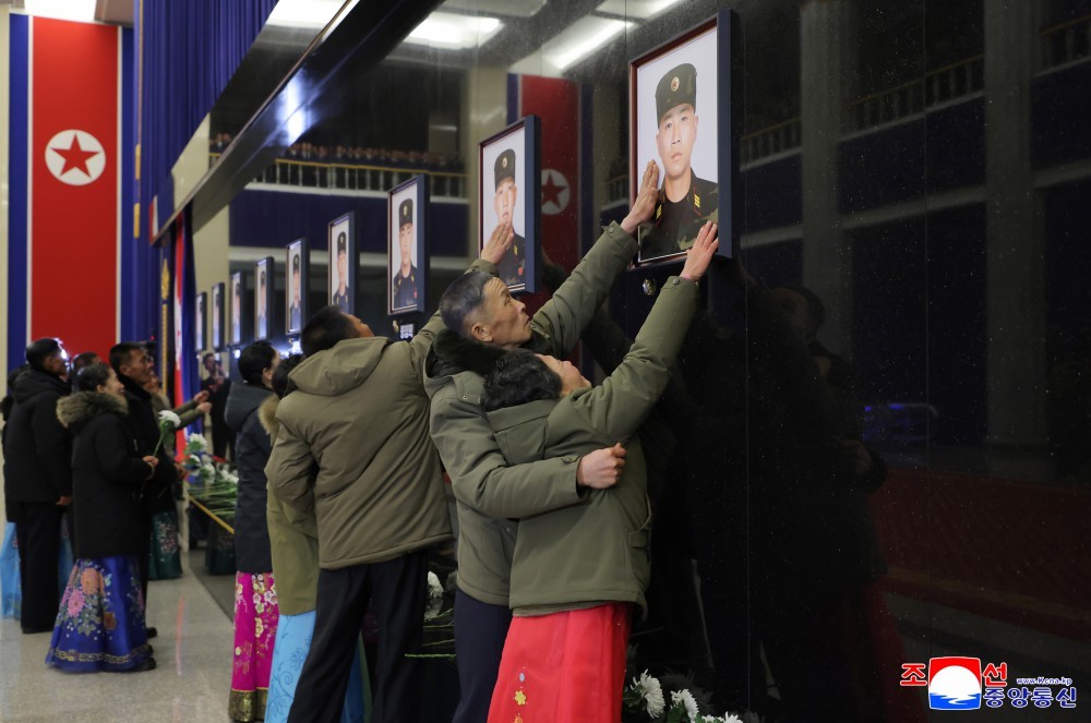 Kuzey Kore lideri Kim, Kursk cephesinden dönen askerlerini devlet nişanı ile onurlandırdı 15 kuzey kore lideri kim kursk cephesinden donen askerlerini devlet nisani ile onurlandirdi 11 n9IWVMLD