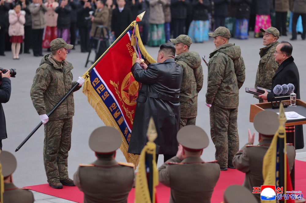 Kuzey Kore lideri Kim, Kursk cephesinden dönen askerlerini devlet nişanı ile onurlandırdı 16 kuzey kore lideri kim kursk cephesinden donen askerlerini devlet nisani ile onurlandirdi 12 bUptQR7d