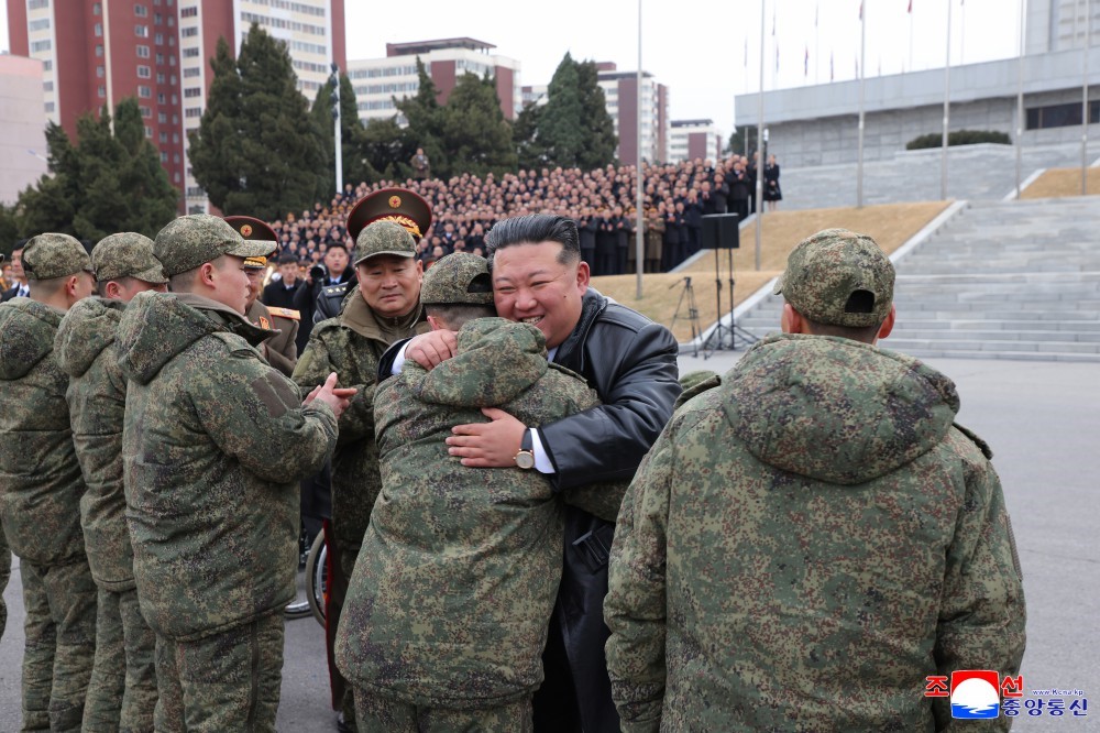 Kuzey Kore lideri Kim, Kursk cephesinden dönen askerlerini devlet nişanı ile onurlandırdı 17 kuzey kore lideri kim kursk cephesinden donen askerlerini devlet nisani ile onurlandirdi 13 PE78aOHT