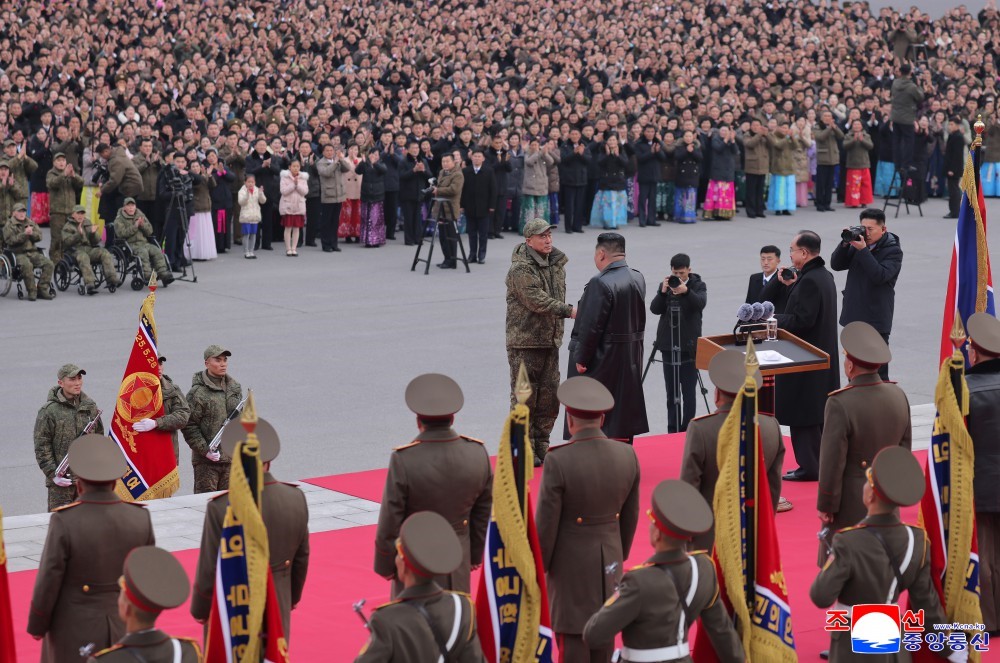 Kuzey Kore lideri Kim, Kursk cephesinden dönen askerlerini devlet nişanı ile onurlandırdı 19 kuzey kore lideri kim kursk cephesinden donen askerlerini devlet nisani ile onurlandirdi 15 hX8NkCwI