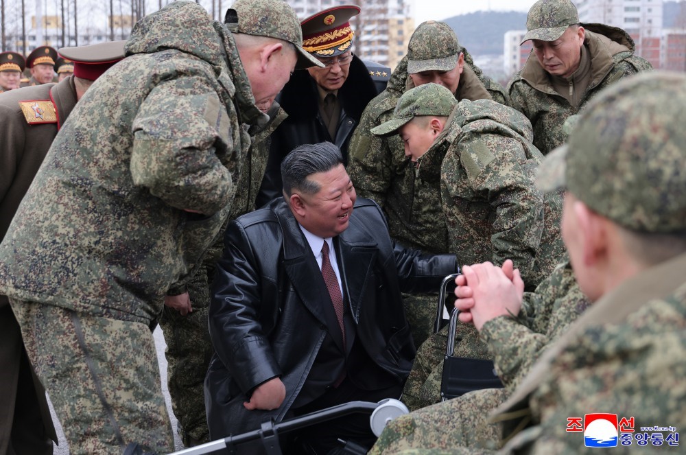 Kuzey Kore lideri Kim, Kursk cephesinden dönen askerlerini devlet nişanı ile onurlandırdı 20 kuzey kore lideri kim kursk cephesinden donen askerlerini devlet nisani ile onurlandirdi 16 DZlMETNQ