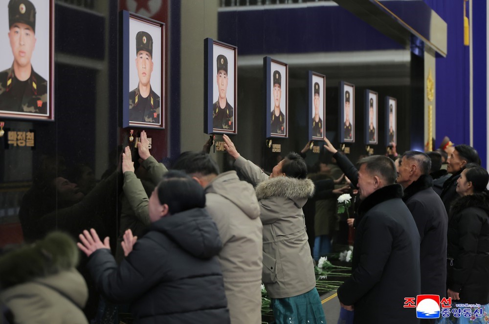 Kuzey Kore lideri Kim, Kursk cephesinden dönen askerlerini devlet nişanı ile onurlandırdı 7 kuzey kore lideri kim kursk cephesinden donen askerlerini devlet nisani ile onurlandirdi 3 p6OmBXZP