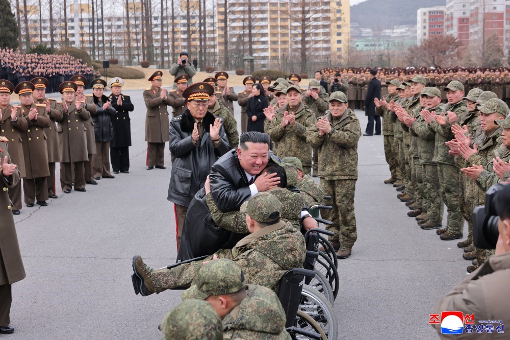 Kuzey Kore lideri Kim, Kursk cephesinden dönen askerlerini devlet nişanı ile onurlandırdı 8 kuzey kore lideri kim kursk cephesinden donen askerlerini devlet nisani ile onurlandirdi 4 lYgmdfN3