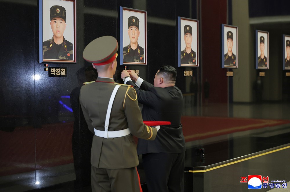 Kuzey Kore lideri Kim, Kursk cephesinden dönen askerlerini devlet nişanı ile onurlandırdı 13 kuzey kore lideri kim kursk cephesinden donen askerlerini devlet nisani ile onurlandirdi 9 nkLplQNz