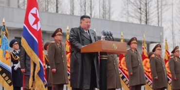 kuzey-kore-lideri-kim-kursk-cephesinden-donen-askerlerini-devlet-nisani-ile-onurlandirdi-zUya6TaF.jpg