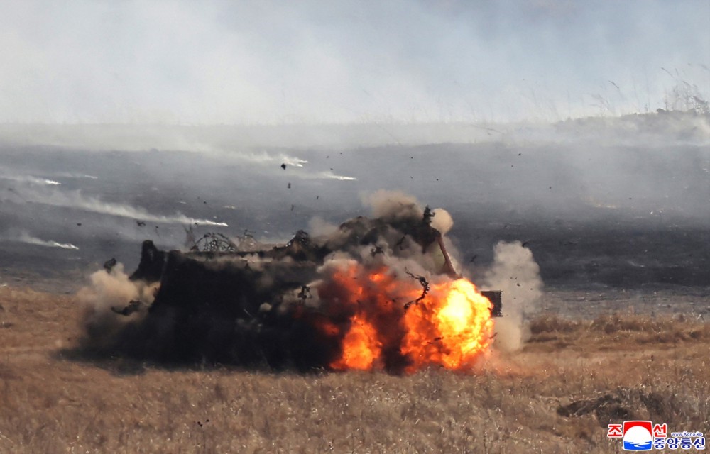 kuzey korede tank birliklerinin katilimiyla taktik saldiri tatbikati 15 CsmHNsBc