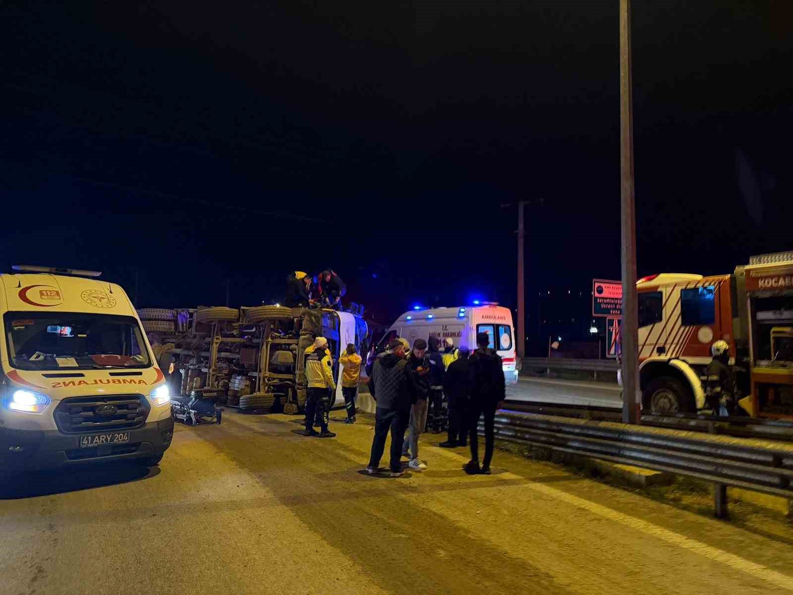 Kuzey Marmara Otoyolu girişinde beton mikseri devrildi: 2 yaralı 4 kuzey marmara otoyolu girisinde beton mikseri devrildi 2 yarali 0 7ICyjBnu