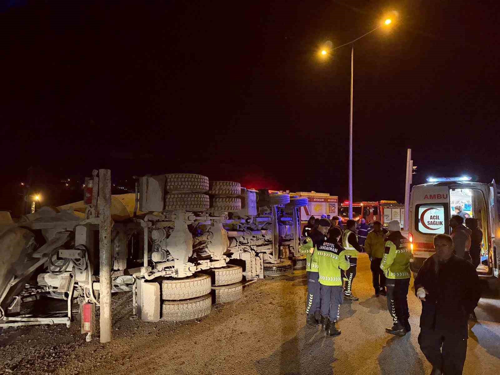 Kuzey Marmara Otoyolu girişinde beton mikseri devrildi: 2 yaralı 5 kuzey marmara otoyolu girisinde beton mikseri devrildi 2 yarali 1 1fwtcSc2