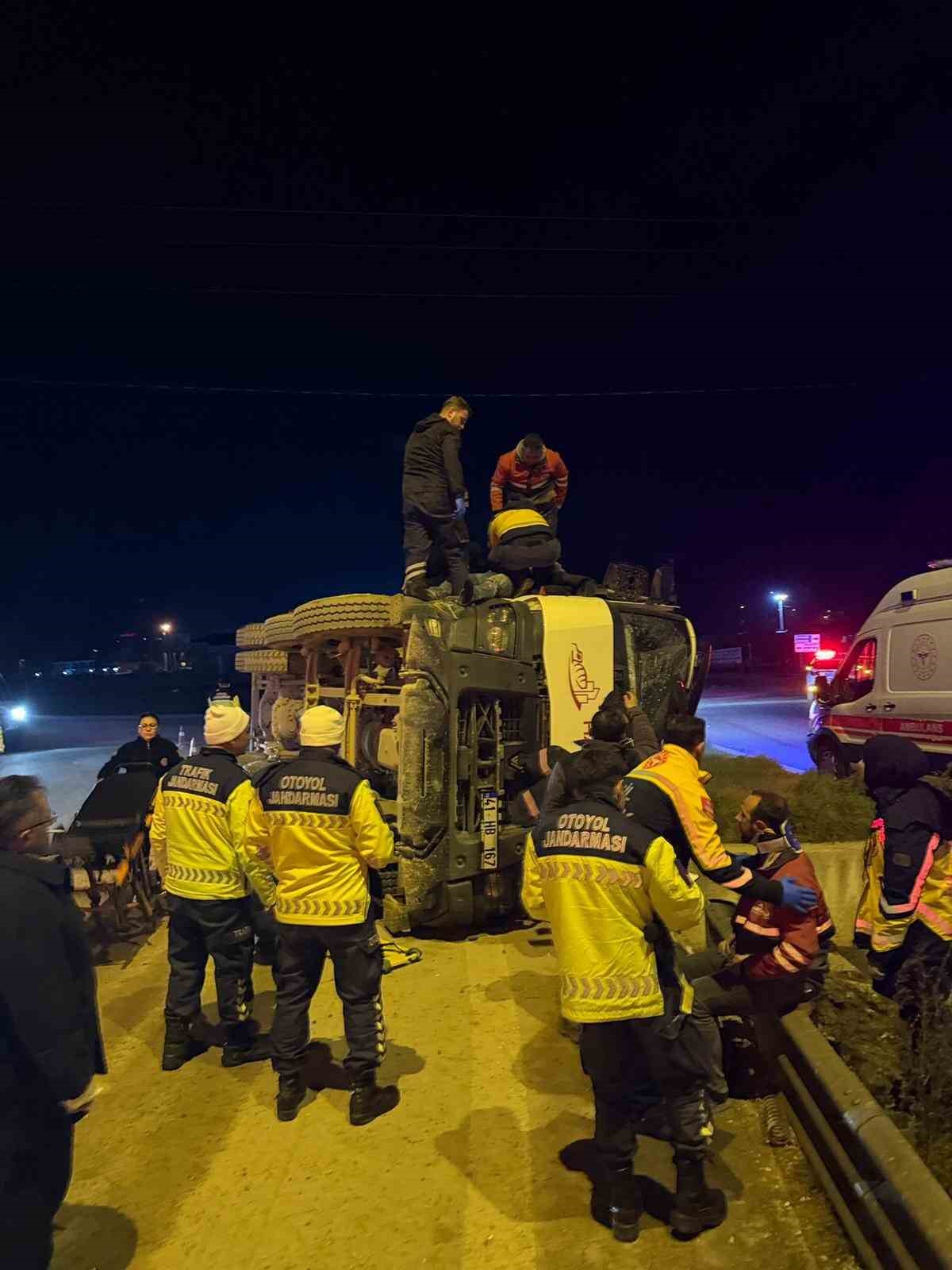 Kuzey Marmara Otoyolu girişinde beton mikseri devrildi: 2 yaralı 6 kuzey marmara otoyolu girisinde beton mikseri devrildi 2 yarali 2 AjdbuLYg