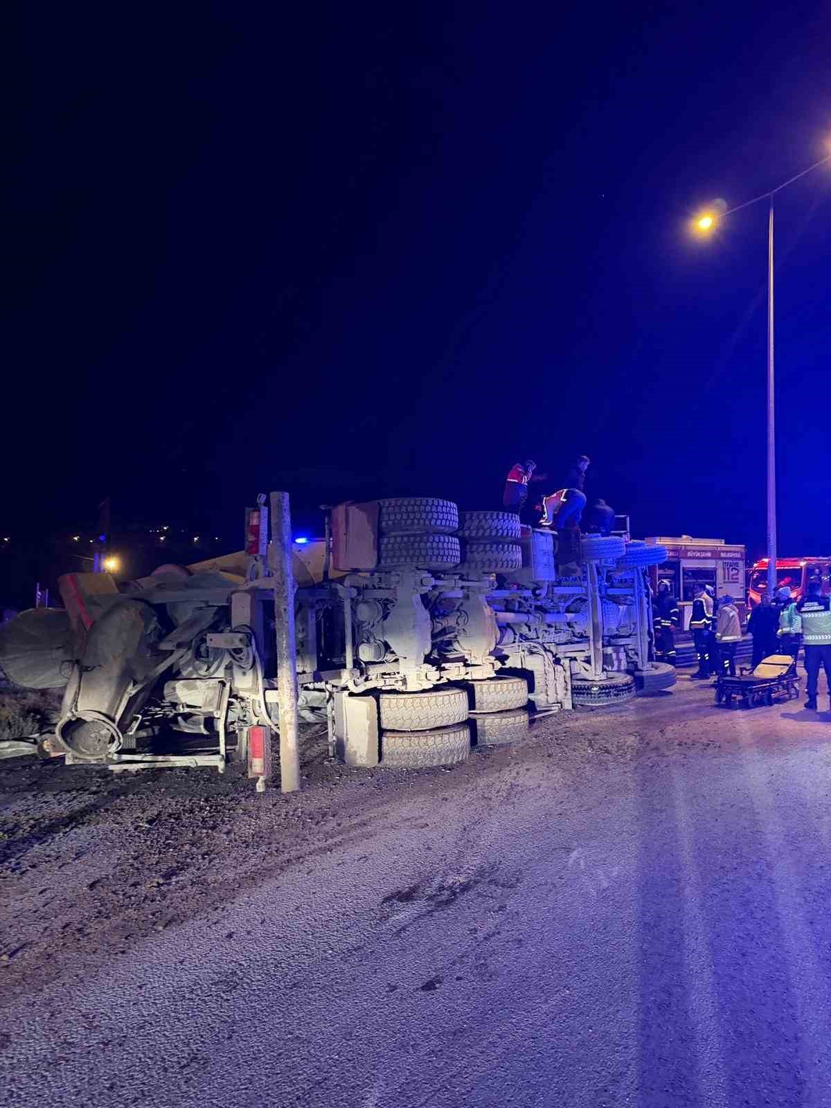 Kuzey Marmara Otoyolu girişinde beton mikseri devrildi: 2 yaralı 8 kuzey marmara otoyolu girisinde beton mikseri devrildi 2 yarali 4 SQGZJIcT