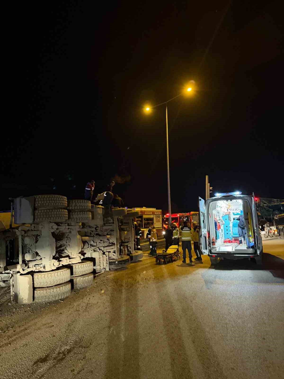 Kuzey Marmara Otoyolu girişinde beton mikseri devrildi: 2 yaralı 9 kuzey marmara otoyolu girisinde beton mikseri devrildi 2 yarali 5 Z2YUvG71