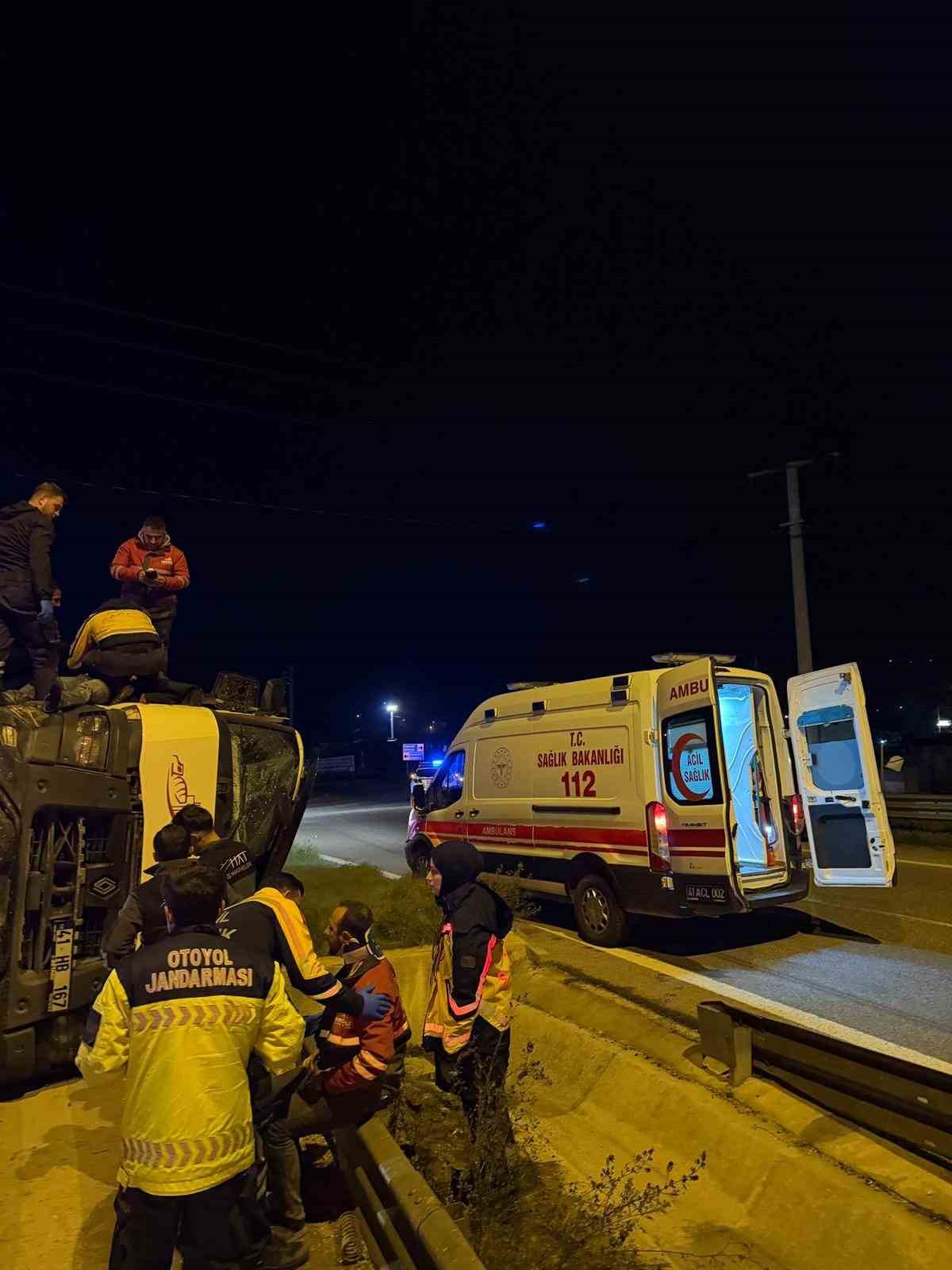 Kuzey Marmara Otoyolu girişinde beton mikseri devrildi: 2 yaralı 10 kuzey marmara otoyolu girisinde beton mikseri devrildi 2 yarali 6 H9yw3J6p