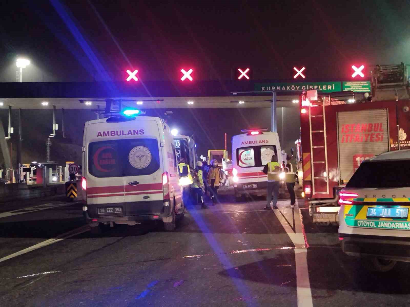 Kuzey Marmara Otoyolu Kurnaköy gişelerinde otomobil takla attı: 2 yaralı 5 kuzey marmara otoyolu kurnakoy giselerinde otomobil takla atti 2 yarali 1 NRWP5d93