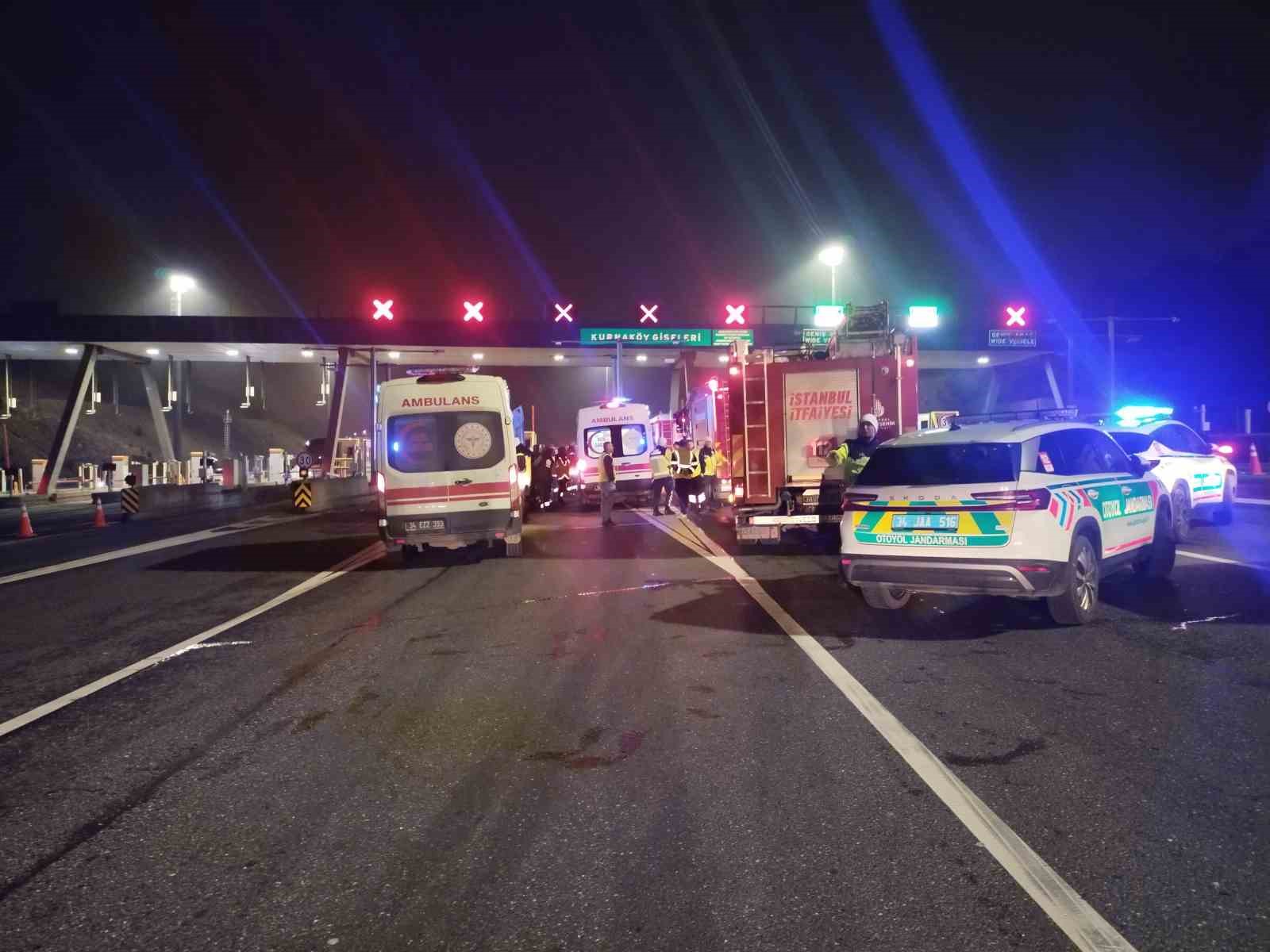Kuzey Marmara Otoyolu Kurnaköy gişelerinde otomobil takla attı: 2 yaralı 6 kuzey marmara otoyolu kurnakoy giselerinde otomobil takla atti 2 yarali 2 TuTgcaXk