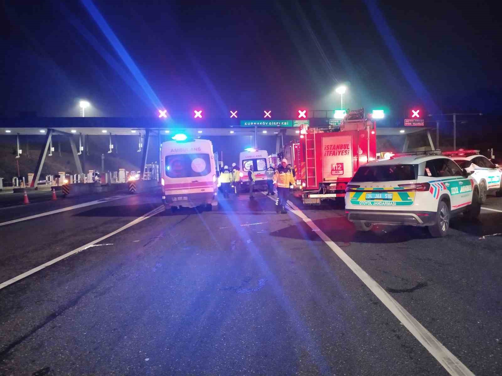 Kuzey Marmara Otoyolu Kurnaköy gişelerinde otomobil takla attı: 2 yaralı 7 kuzey marmara otoyolu kurnakoy giselerinde otomobil takla atti 2 yarali 3 zdYd1pXS