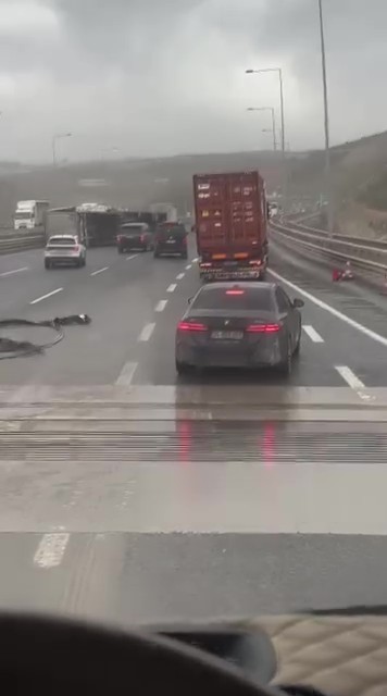 Kuzey Marmara Otoyolu’nda fırtınanın etkisiyle tır devrildi: O anlar kamerada 5 kuzey marmara otoyolunda firtinanin etkisiyle tir devrildi o anlar kamerada 1