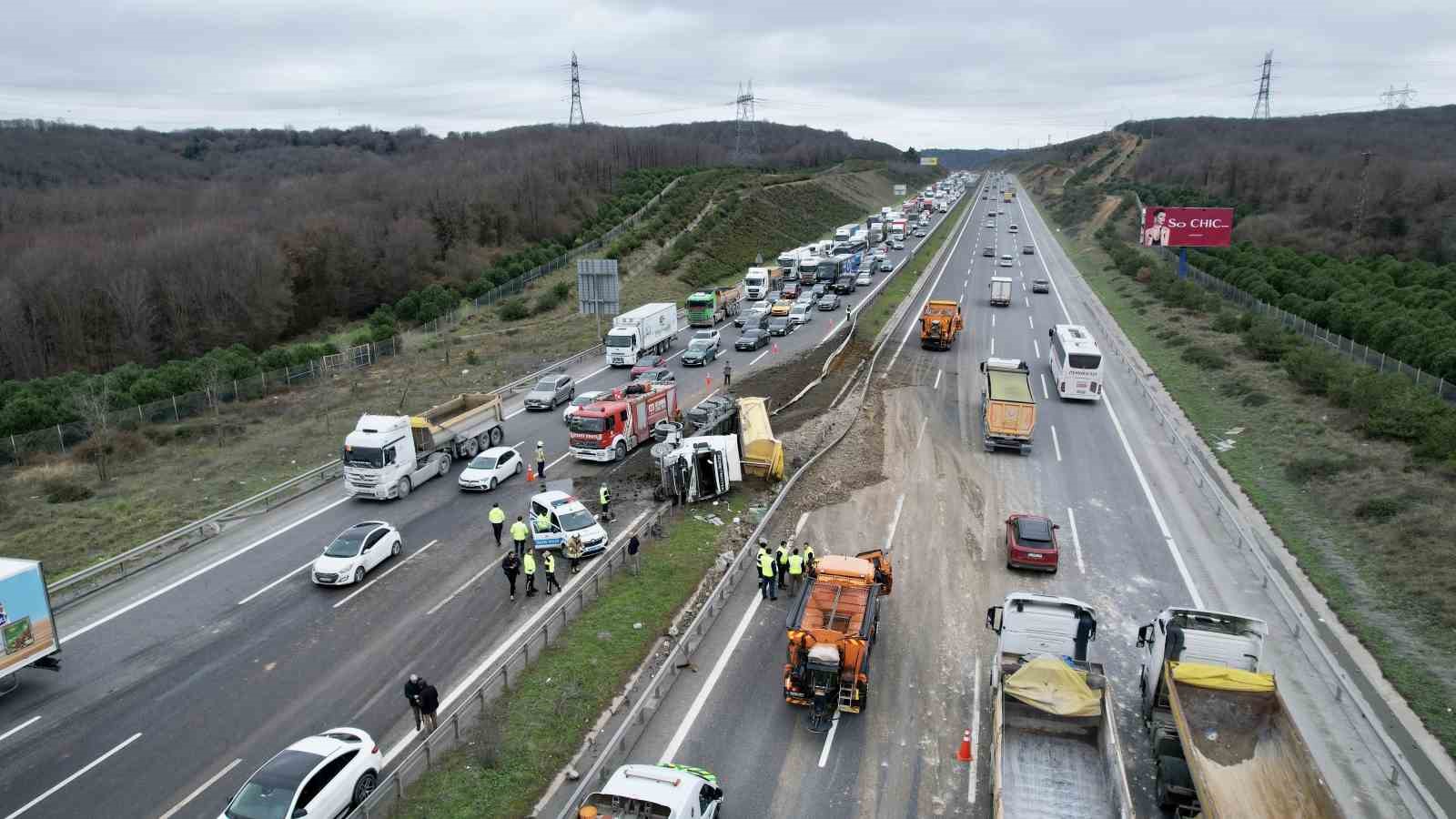 kuzey marmara otoyolunda hafriyat kamyonu yan yatti 1 g96gqFCZ