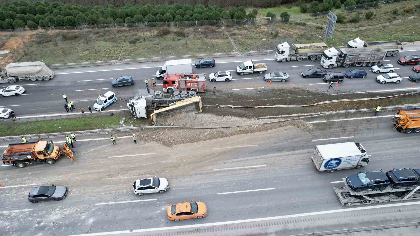 kuzey marmara otoyolunda hafriyat kamyonu yan yatti 2 D2Km7V1J
