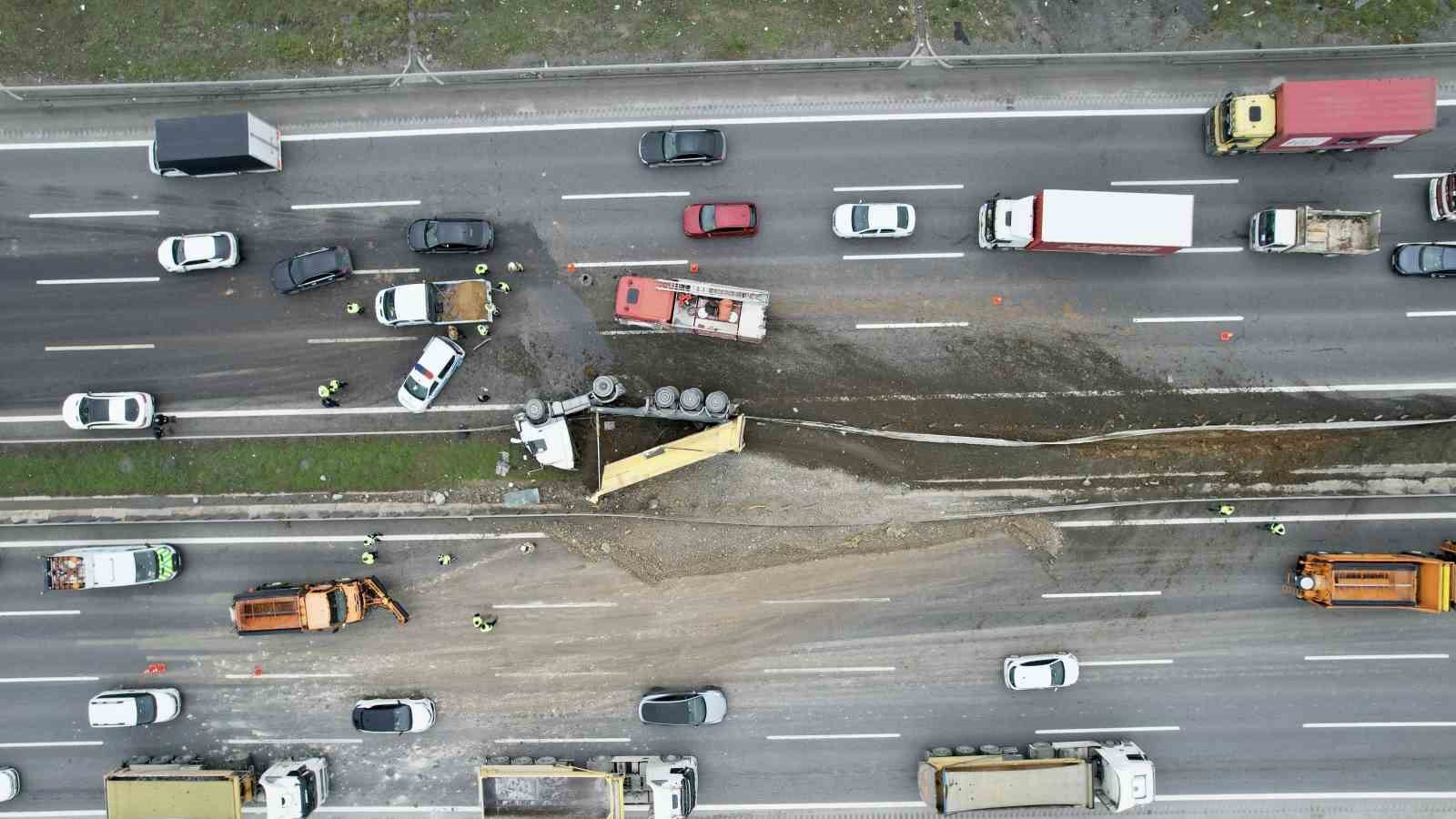 kuzey marmara otoyolunda hafriyat kamyonu yan yatti 4 yIiOXAQG