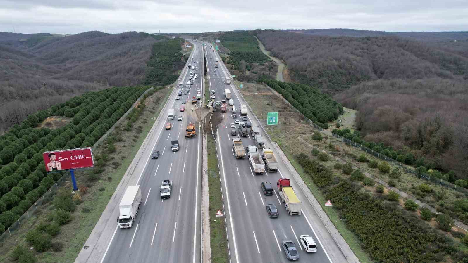 kuzey marmara otoyolunda hafriyat kamyonu yan yatti 5 XKIOWlw6