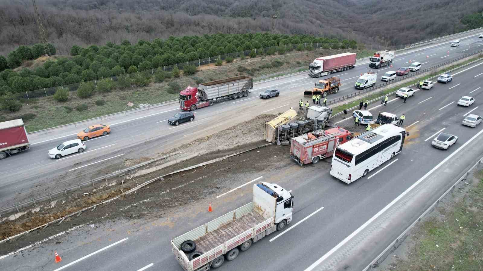 kuzey marmara otoyolunda hafriyat kamyonu yan yatti 6 42d28OnT