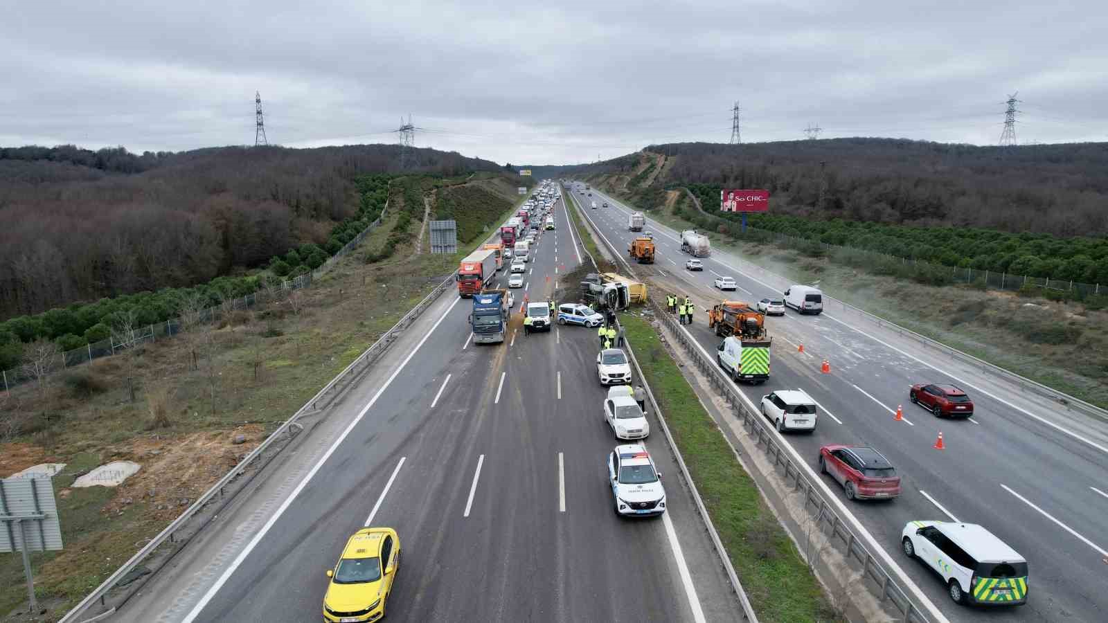 kuzey marmara otoyolunda hafriyat kamyonu yan yatti 7 plMNnRhh