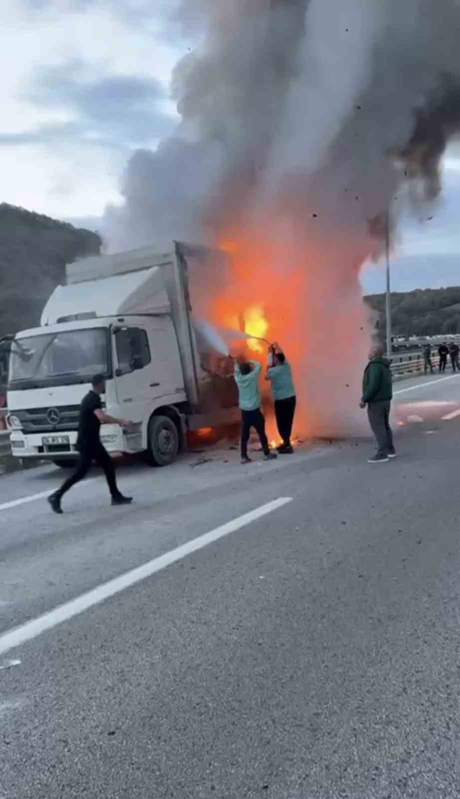 kuzey marmara otoyolunda kamyon alev alev yandi 0 TOM43nrf