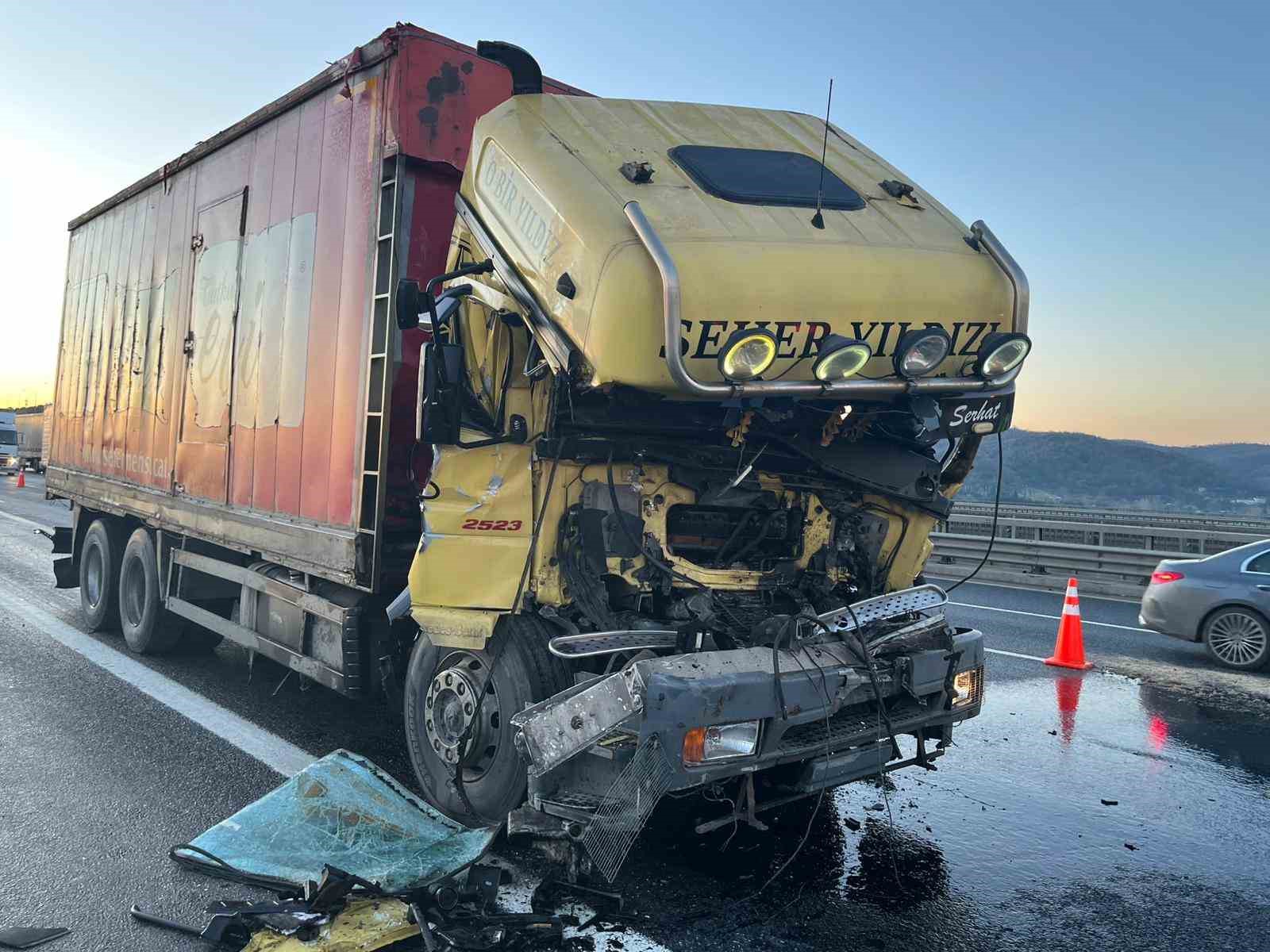 kuzey marmara otoyolunda kamyon tira arkadan carpti 1 yarali 0 6RBM3uBn