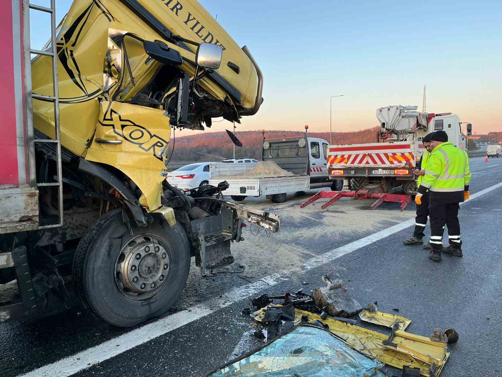 kuzey marmara otoyolunda kamyon tira arkadan carpti 1 yarali 1 YVvhf64r